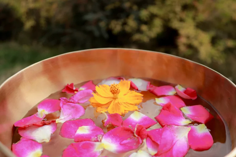 bol tibétain garni d'eau et de pétales de fleurs
